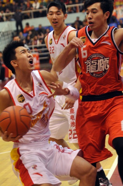 CBA常规赛八强战对决在即！尤文图斯演练定位球，新疆男篮密集防守应对(cba新疆队最新战绩)